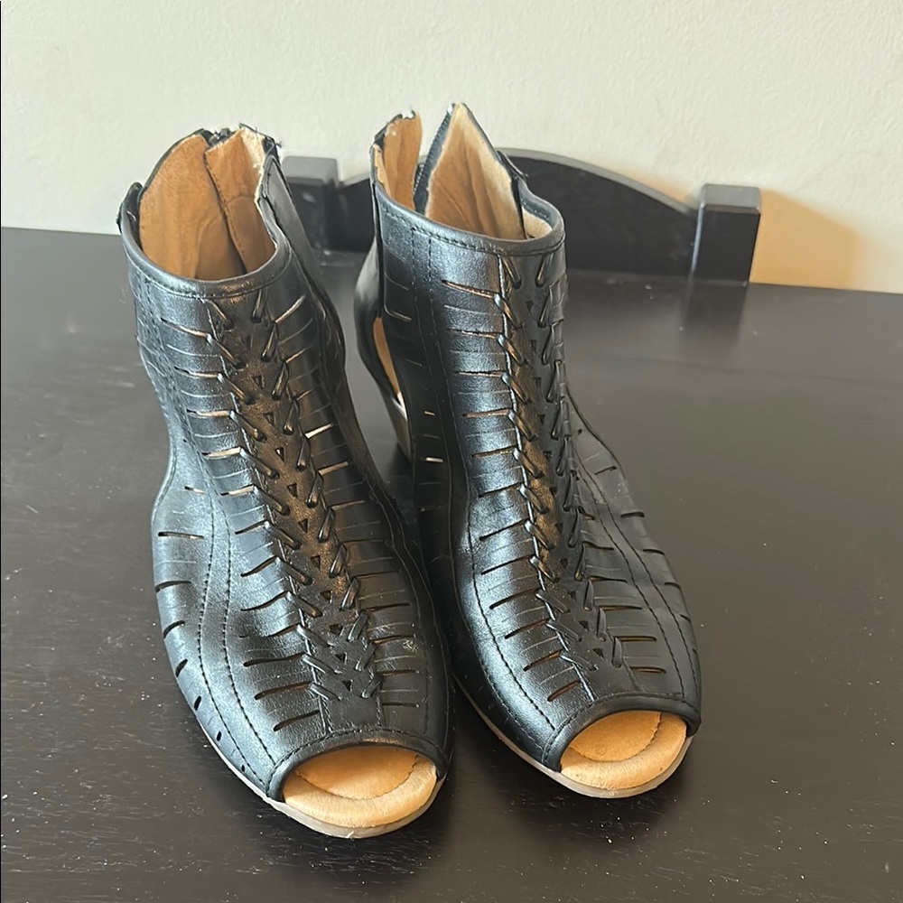Earth Black Ankle Booties with Textured Design